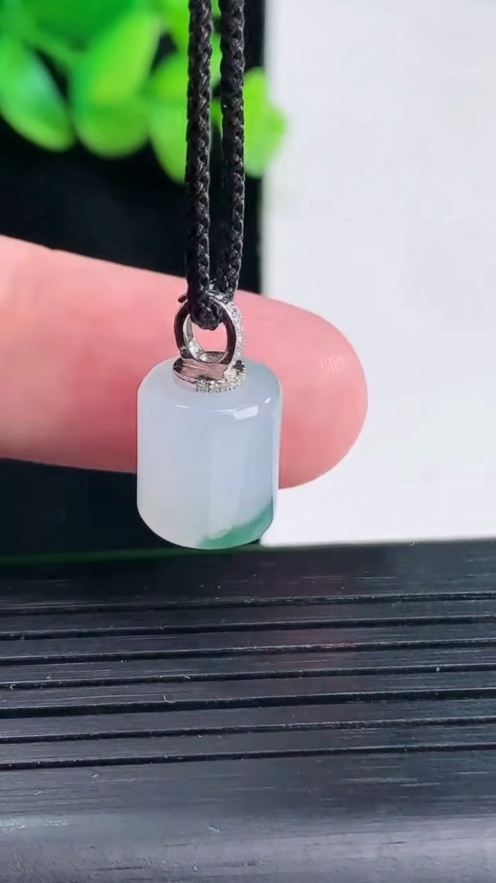 天然A货翡翠18k金飘花路路通吊坠，尺寸11-10重量:3.33g
4月13日