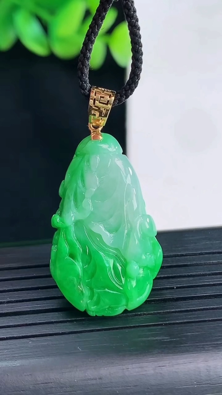 天然A货翡翠白菜吊坠，尺寸30-18.5-10重量:8.25g
4月13日