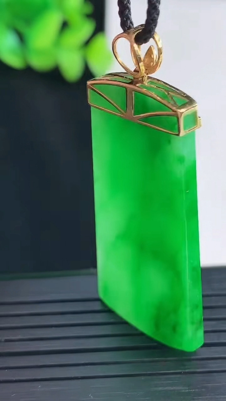 天然A货翡翠无事牌吊坠，尺寸40.6-20-3.5重量:9.20g
4月13日