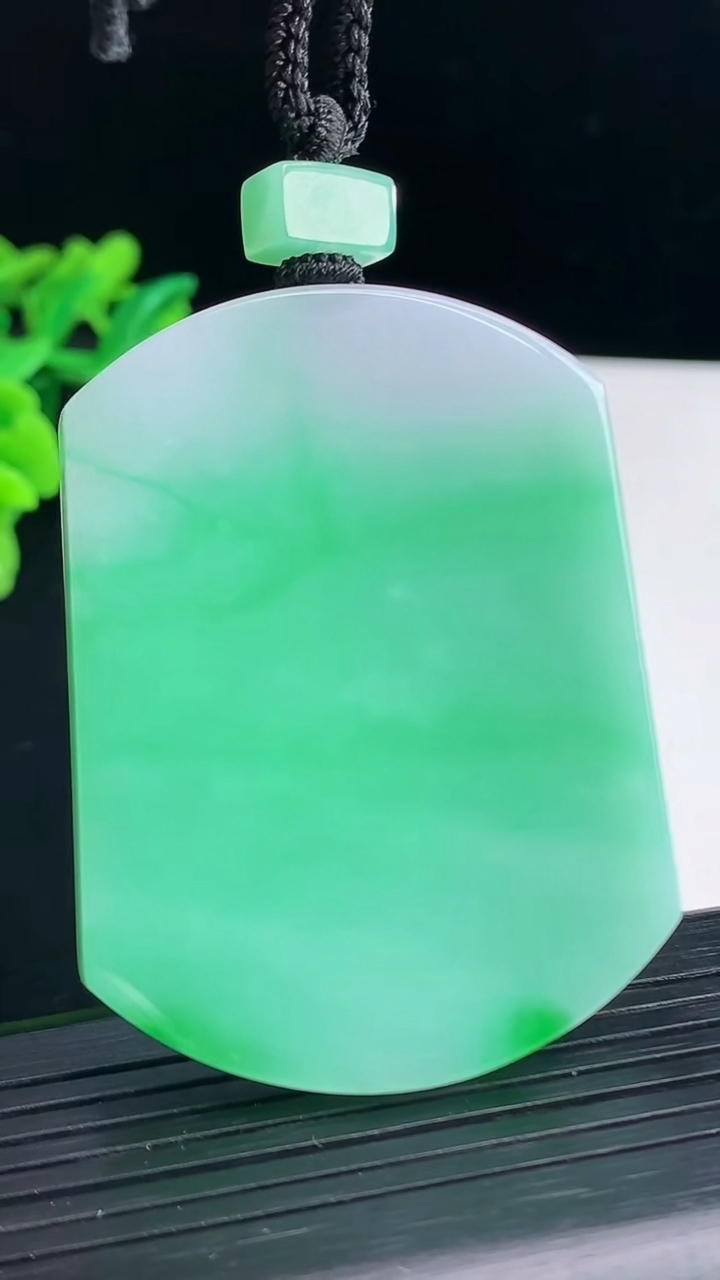 天然A货翡翠无事牌吊坠，尺寸56-42.6-6重量:46.12g
4月13日