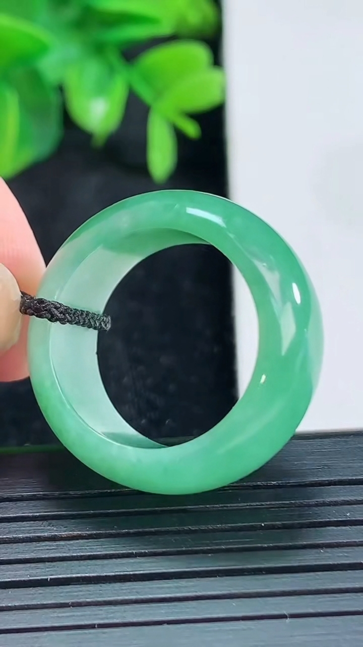 天然A货翡翠指环戒指尺寸19.2-10.7-3.8重:8.68g3322026年4月13日
工厂直销收藏佳品,种好水足，色泽均匀，有种有色，上手高大气！