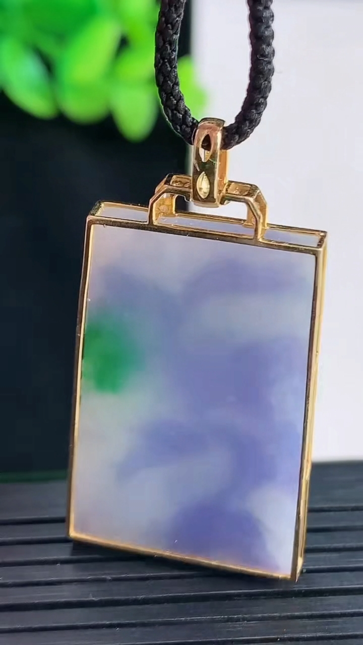 天然A货翡翠18k金春带彩无事牌吊坠，尺寸43-22-5.5，裸石34-22重量:12.17g
4月13日