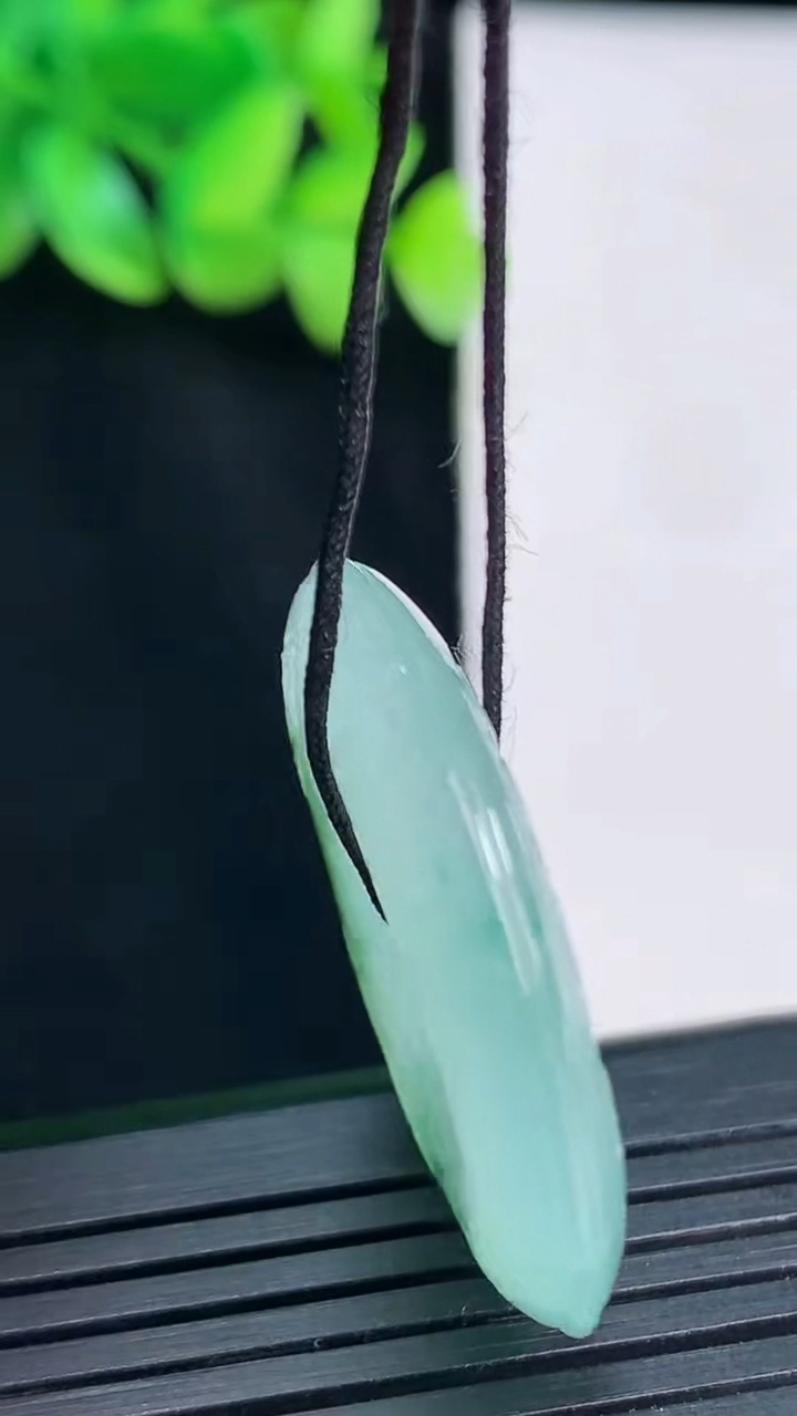 天然A货翡翠冰种飘花仿古平安扣吊坠，尺寸32-5.6重量:11.69g
4月13日