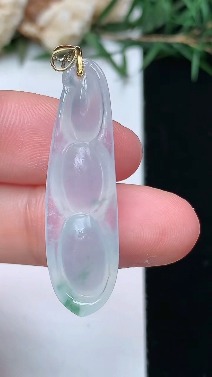 天然A货翡翠飘花福豆吊坠，尺寸34.7-9.7-6.7，重量:3.66g
4月13日