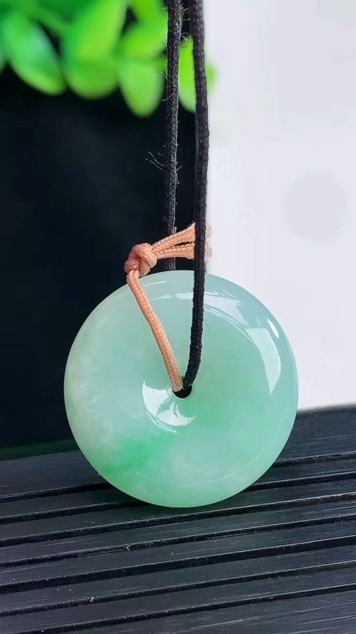 天然A货翡翠平安扣吊坠，尺寸23-6重量:6.62g
4月13日