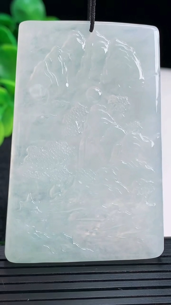 天然A货翡翠山水牌吊坠尺寸62.1-42.3-4.2重量:35.10g
4月13日