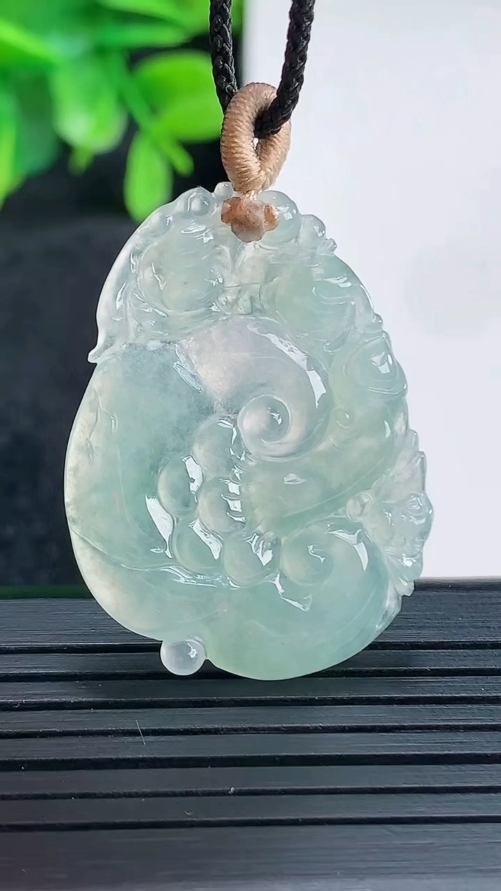 天然A货翡翠如意吊坠尺寸34.4-26.3-4.3重量:4.76g
4月13日