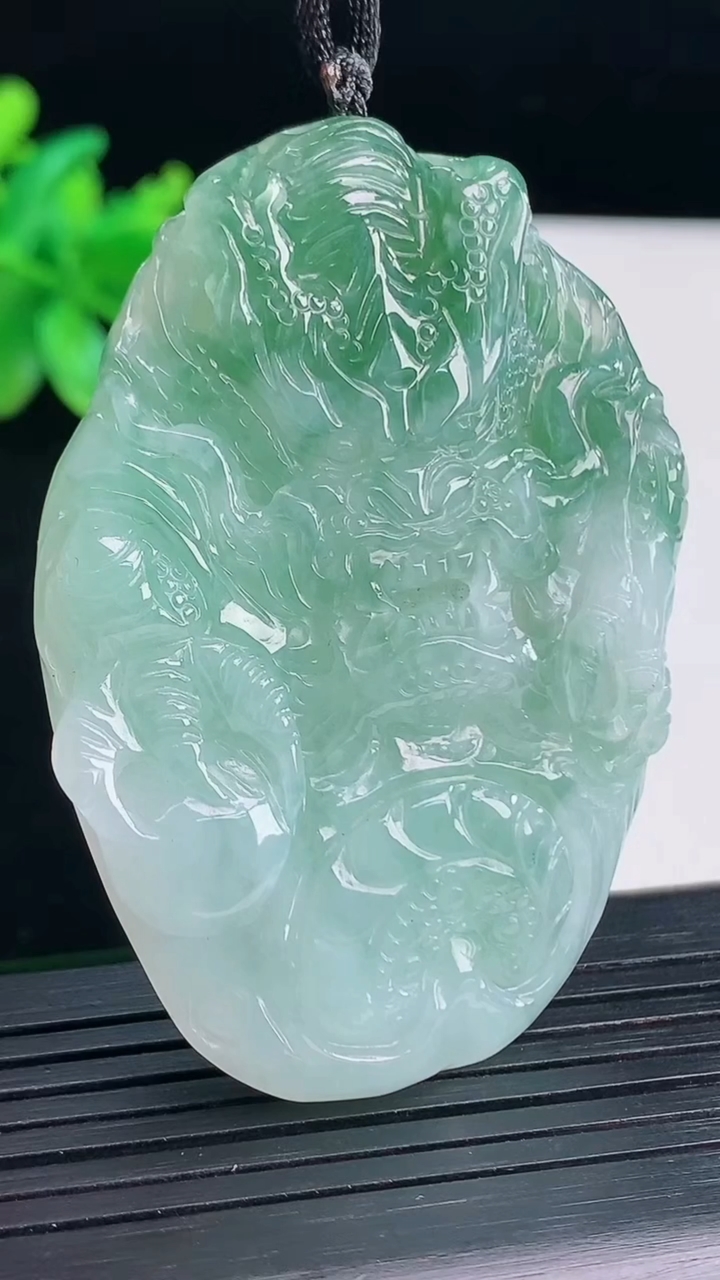 天然A货翡翠飘花龙牌吊坠，尺寸59-42-8重量:37.40g
4月13日