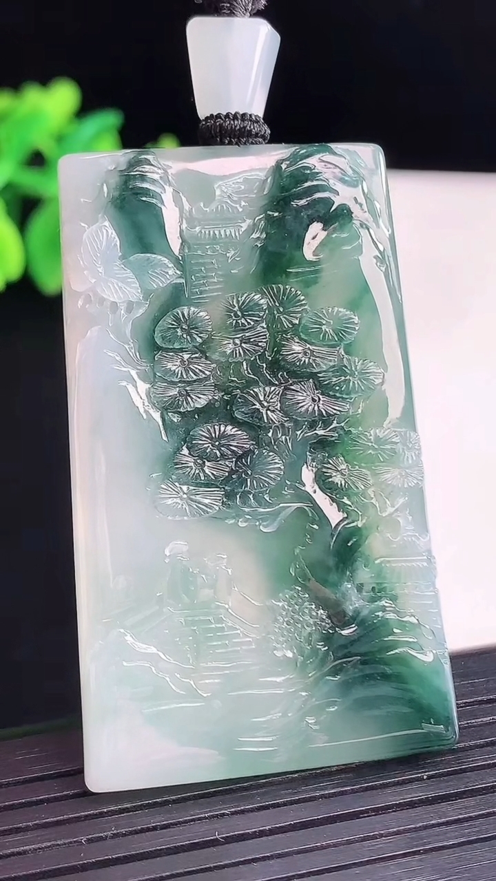 天然A货翡翠种飘花山水牌吊坠，尺寸56-34-5.2重量:33.95g
4月13日