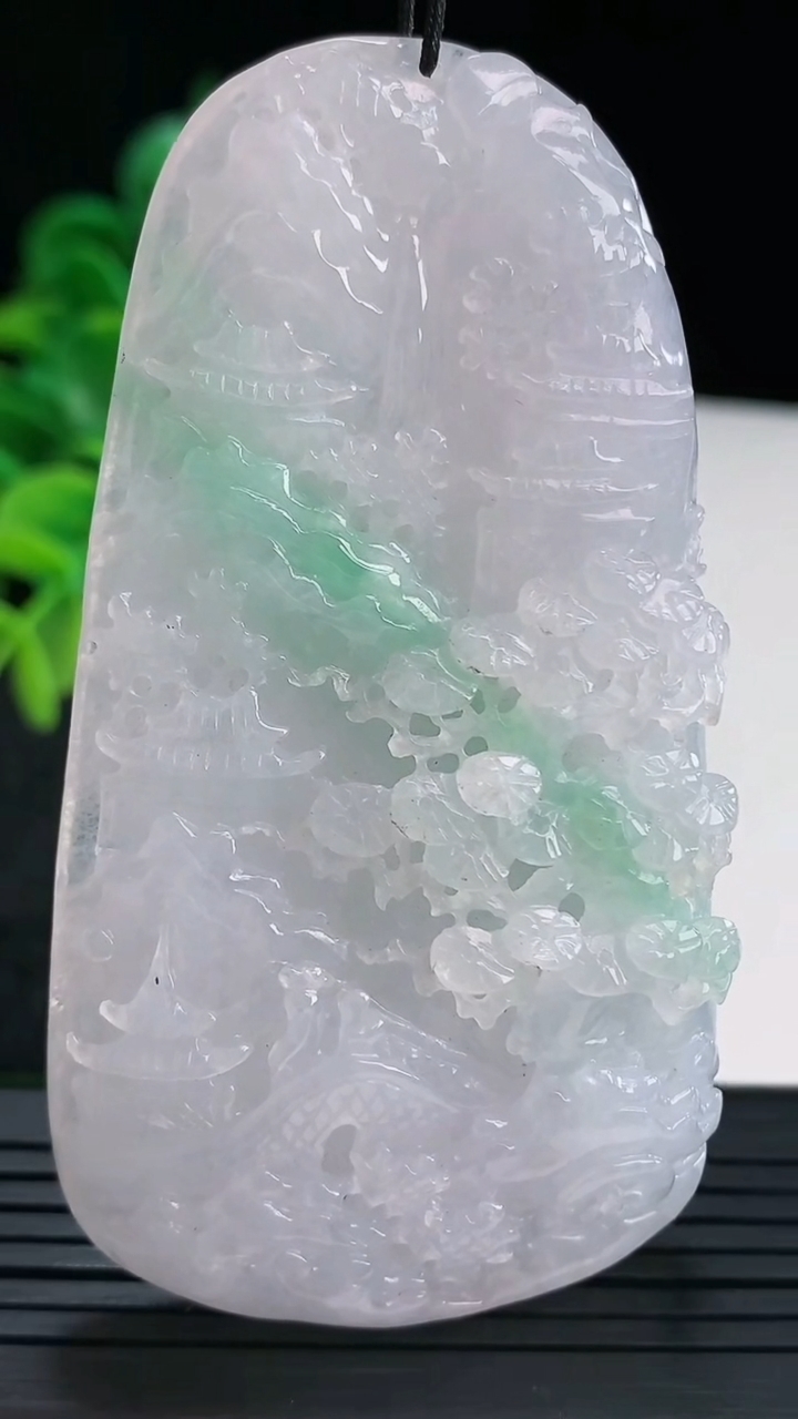 天然A货翡翠山水牌吊坠尺寸72.8-42.9-10.9重量:54.26g
4月13日