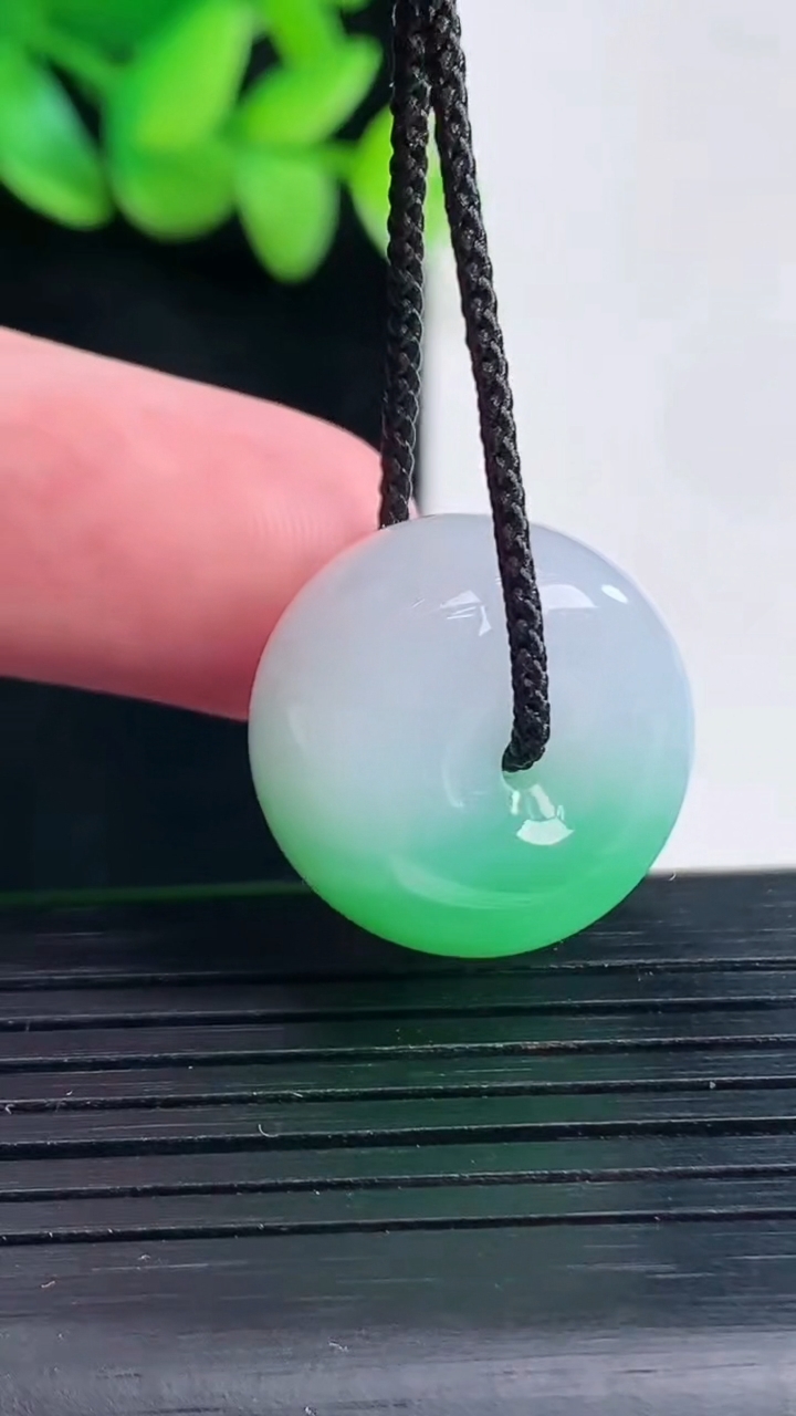 天然A货翡翠路路通吊坠，尺寸24-12.5重量:10.91g
4月13日