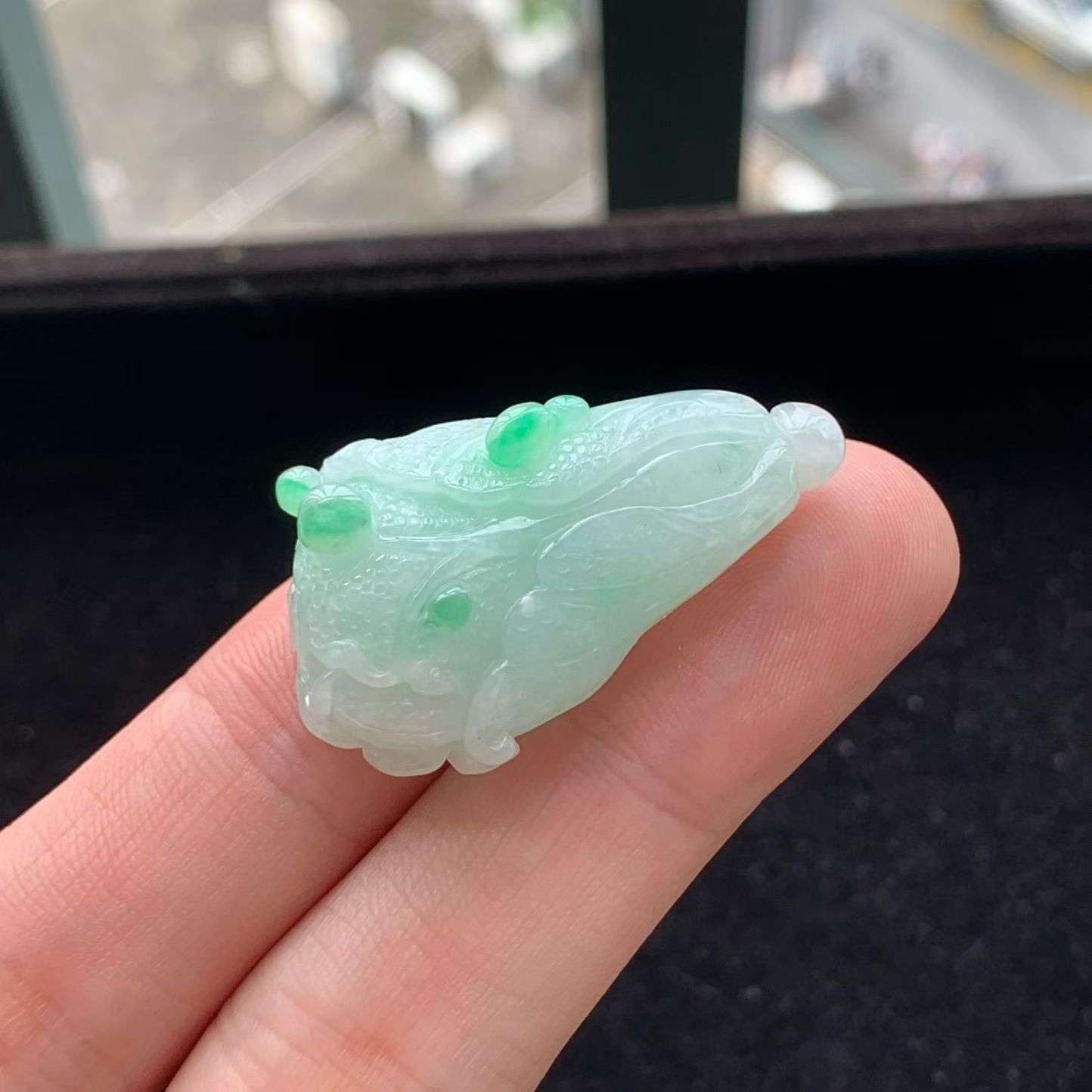 A货天然翡翠冰糯种飘绿白菜吊坠重量14.29g
4月13日