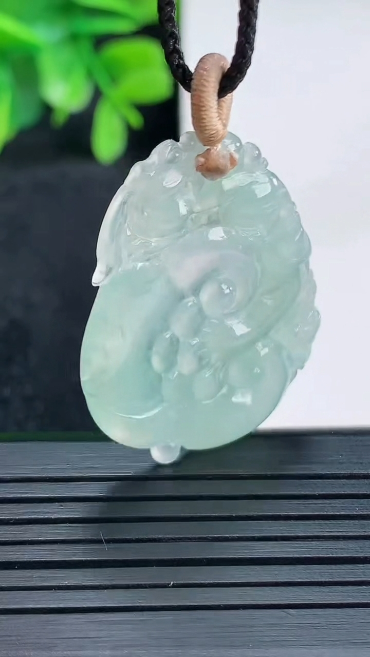 天然A货翡翠如意吊坠尺寸34.4-26.3-4.3重量:4.76g
4月13日