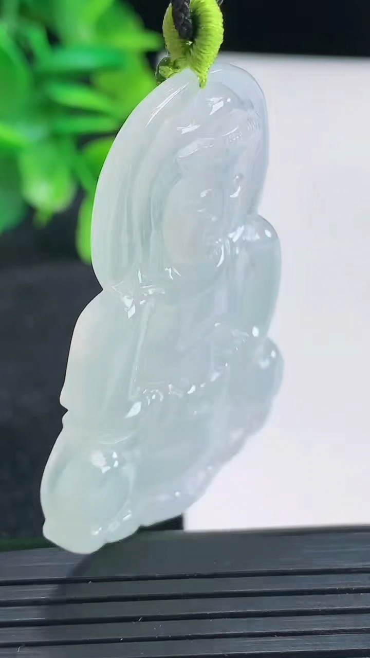 天然A货翡翠观音菩萨吊坠尺寸49.1-34重量:15.41g
4月13日