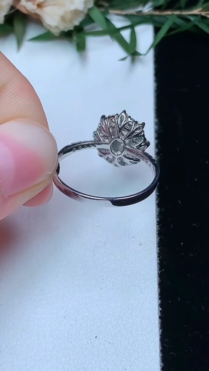 天然A货翡翠蛋面戒指，尺寸17.3-5.7-4.5，重量:2.18g2026年4月13日
工厂直销收藏佳品,种好水足，色泽均匀，有种有色，上手高大气！