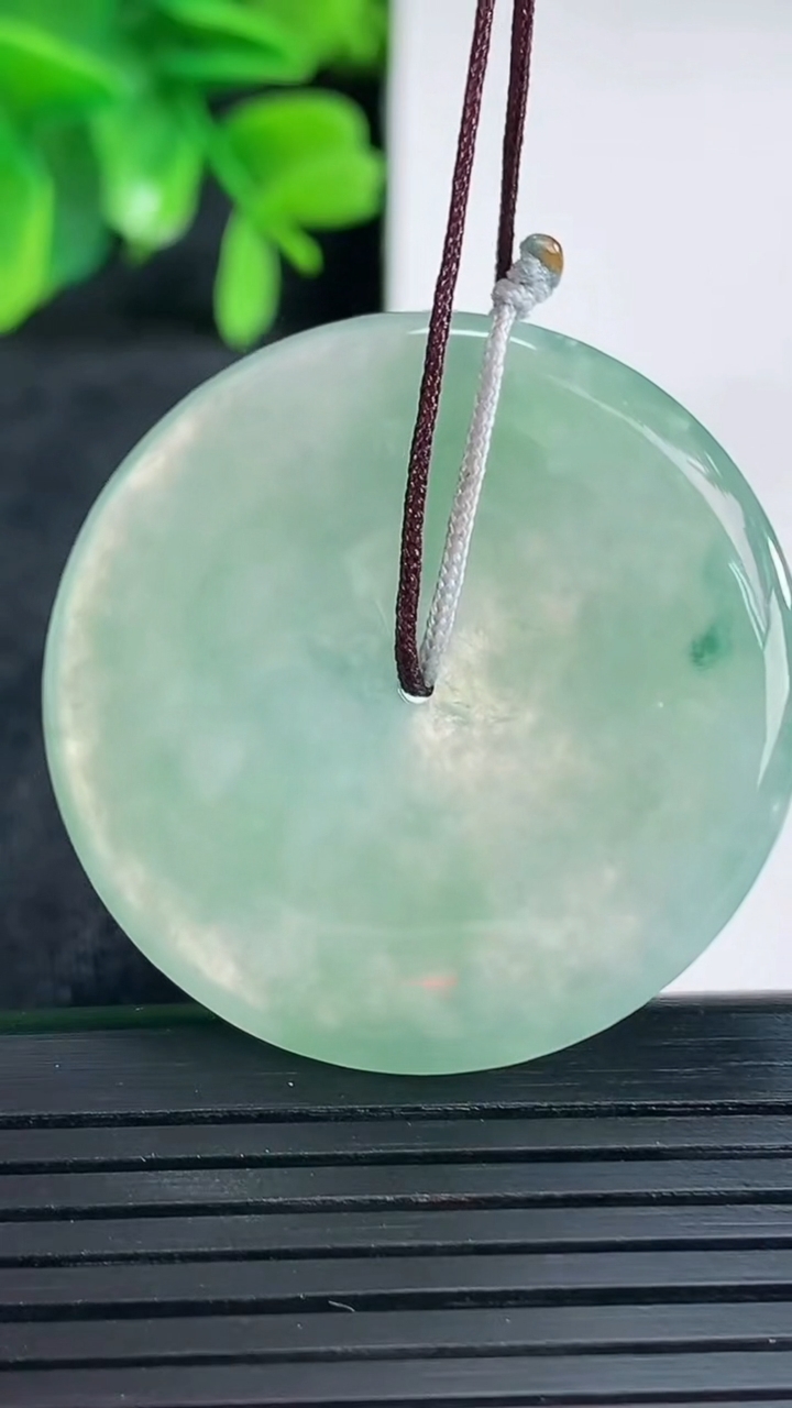 天然A货翡翠飘花平安扣吊坠尺寸25.9-4.9重量:14.51g
4月13日