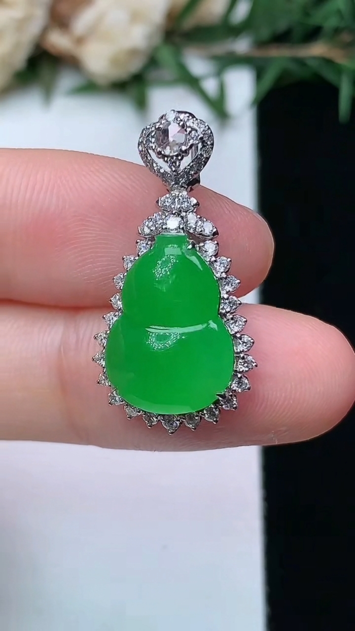 天然A货翡翠葫芦吊坠，尺寸26.2-13.5-6.8，裸石14-10.4，重量:2.80g
4月13日