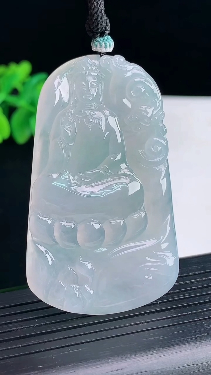 天然A货翡翠观音菩萨吊坠，尺寸62-37.5-5重量:32.05g
4月13日