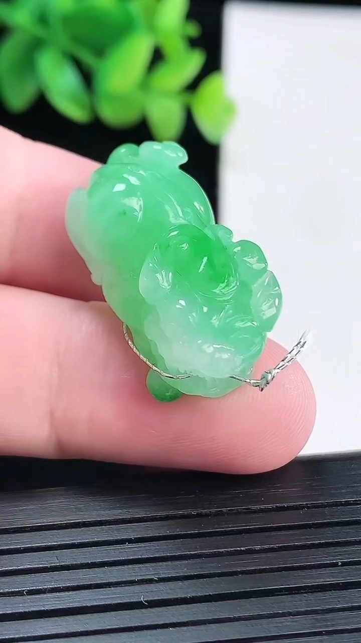 天然A货翡翠貔貅吊坠，尺寸31.5-14.5-11重量:10.18g
4月13日