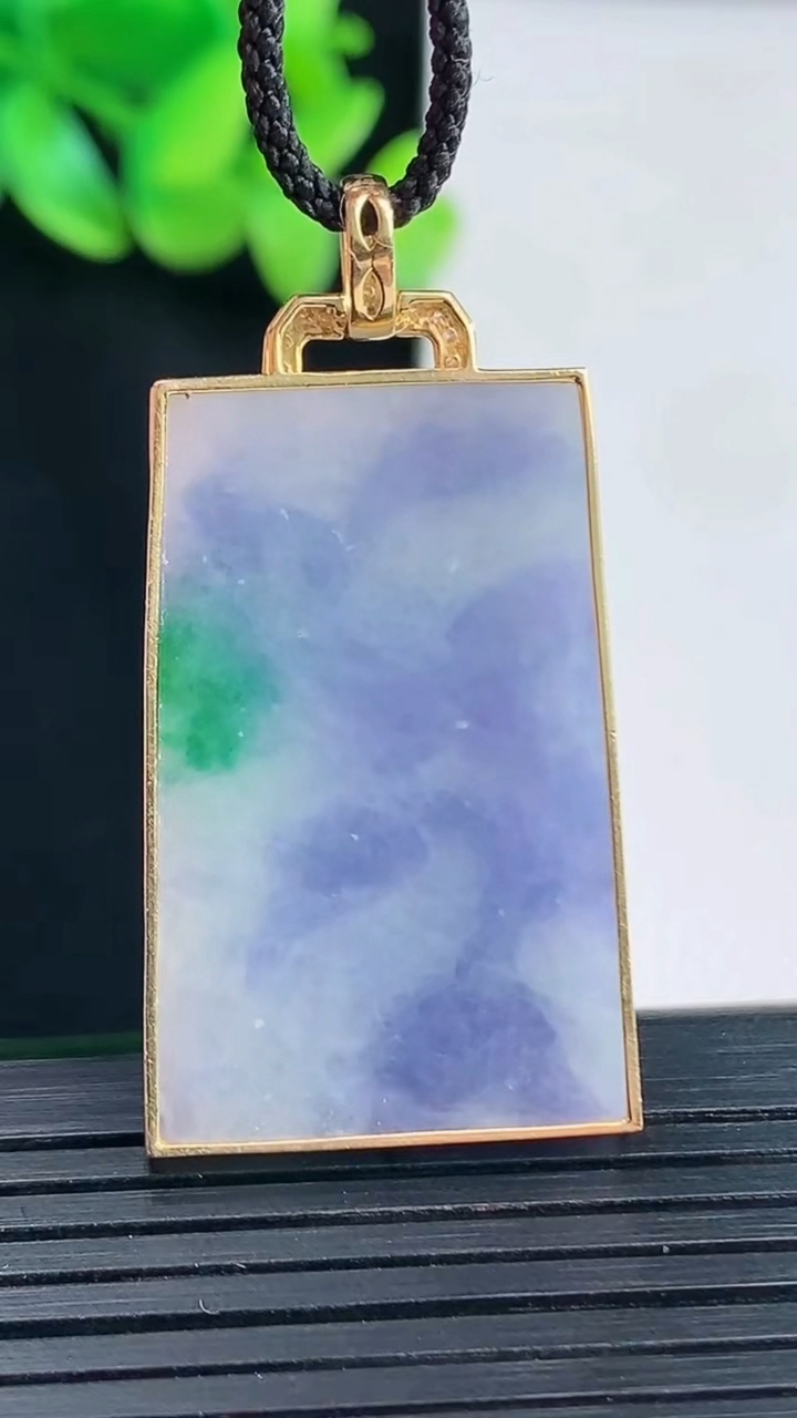 天然A货翡翠18k金春带彩无事牌吊坠，尺寸43-22-5.5，裸石34-22重量:12.17g
4月13日