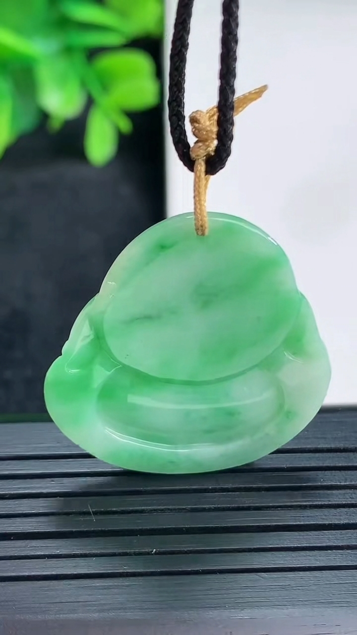 天然A货翡翠佛公吊坠尺寸30-29-4.6重量:6.96g
4月13日