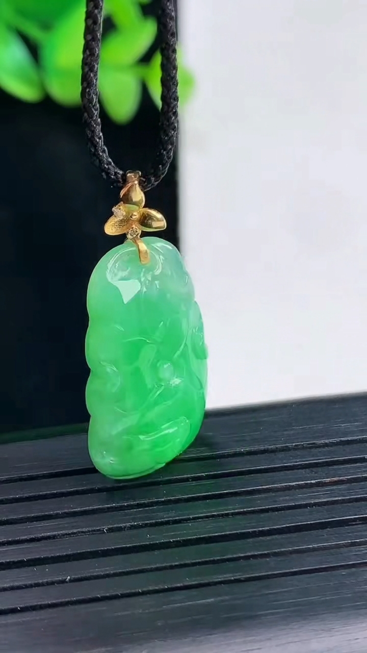 天然A货翡翠和和美美 荷花吊坠，尺寸23.5-15-8重量:4.53g
4月13日