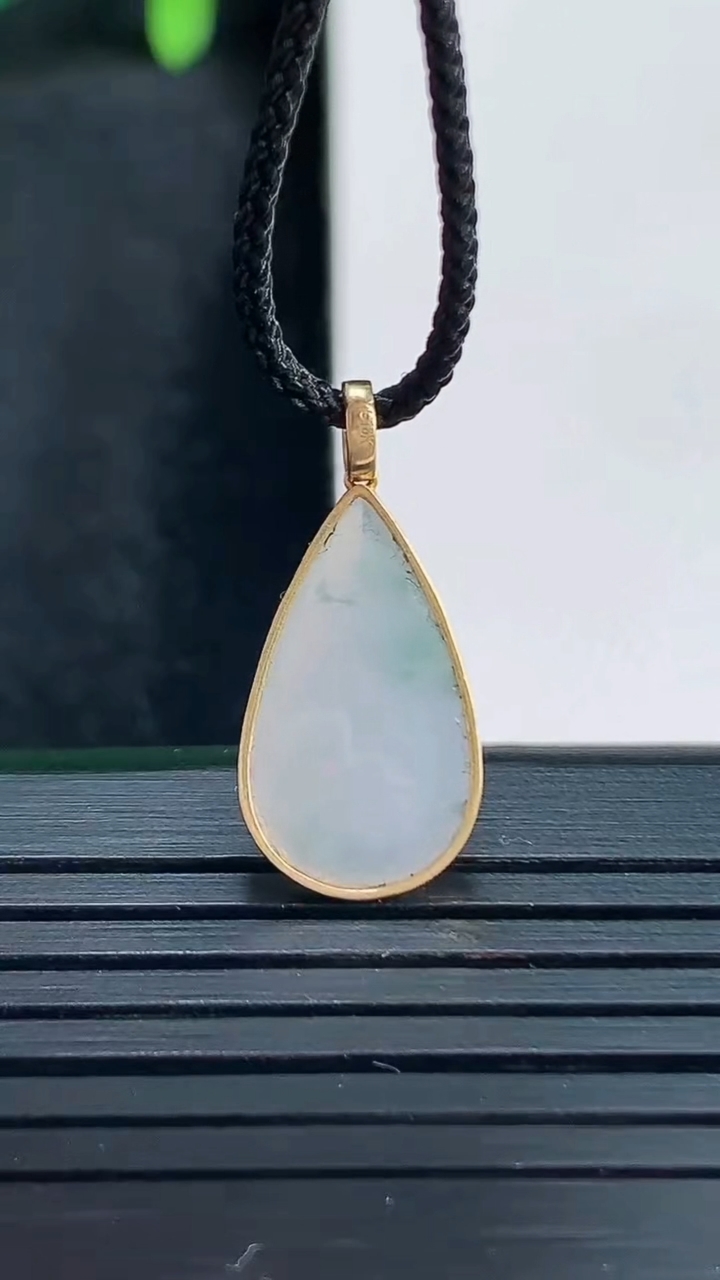 天然A货翡翠18K金紫罗兰飘花水滴吊坠尺寸21.3-9.9-3.4重量:1.17g
4月13日