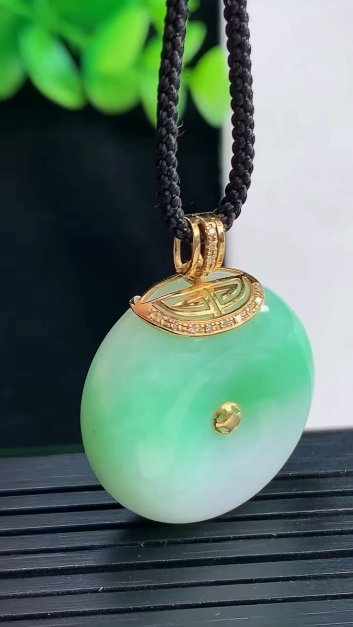 天然A货翡翠平安扣吊坠，尺寸24-10重量:13.52g
4月13日