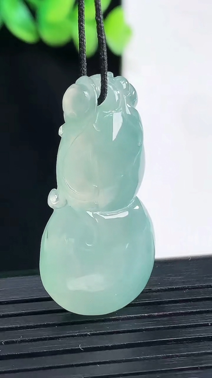天然A货翡翠葫芦吊坠，尺寸36-18.5-7重量:8.8g
4月13日