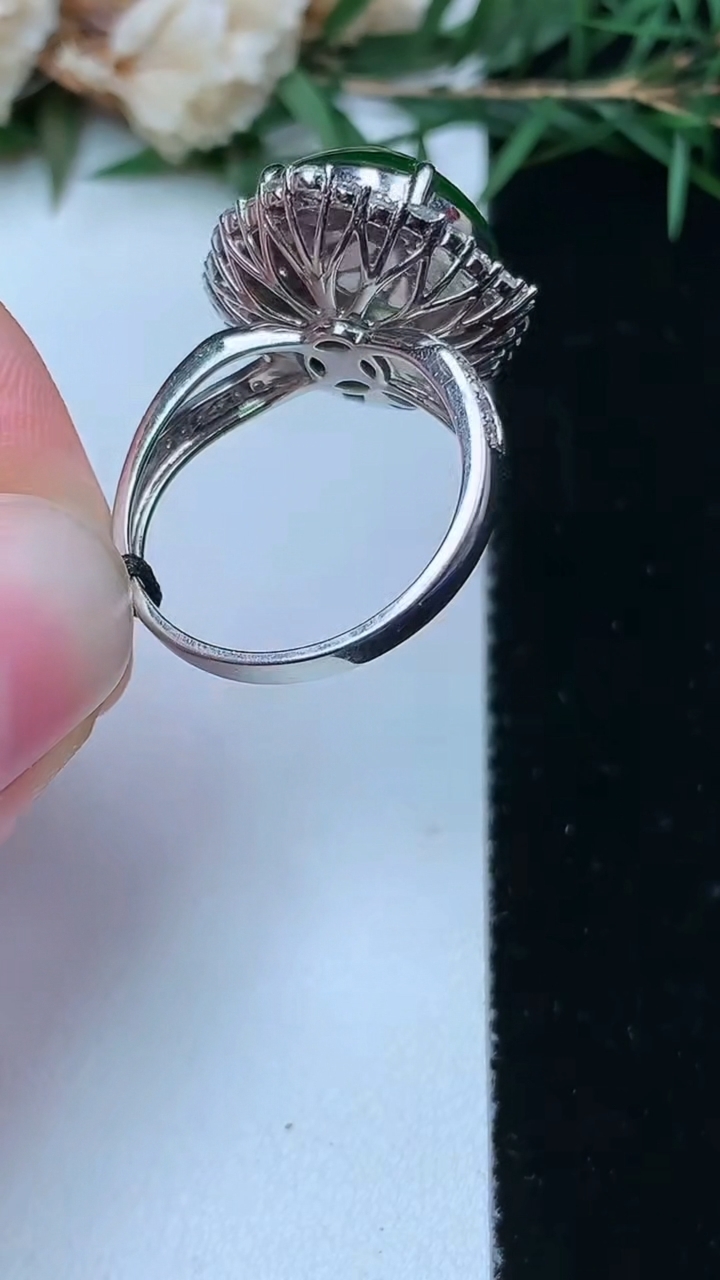 天然A货翡翠蛋面戒指，尺寸17.3-14-13，重量:6.24g2026年4月13日
工厂直销收藏佳品,种好水足，色泽均匀，有种有色，上手高大气！