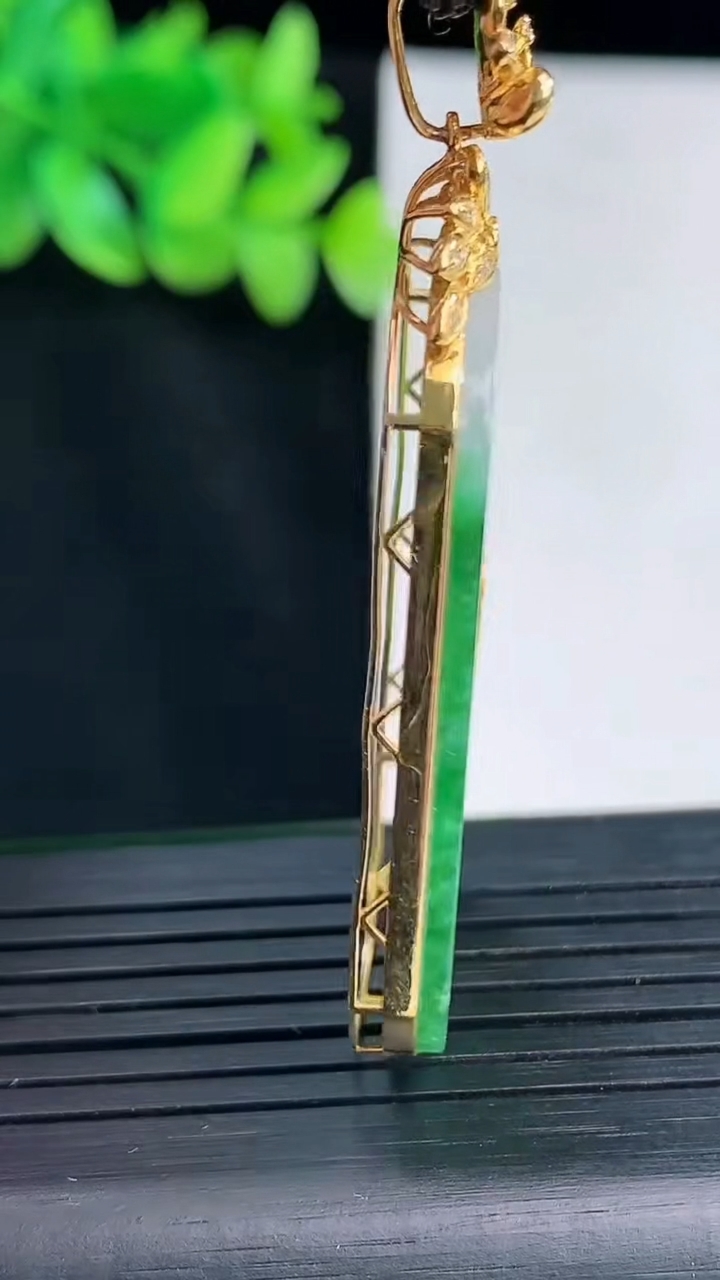 天然A货翡翠无事牌吊坠，尺寸56-25.6-5，裸石42-25重量:10.23g
4月13日