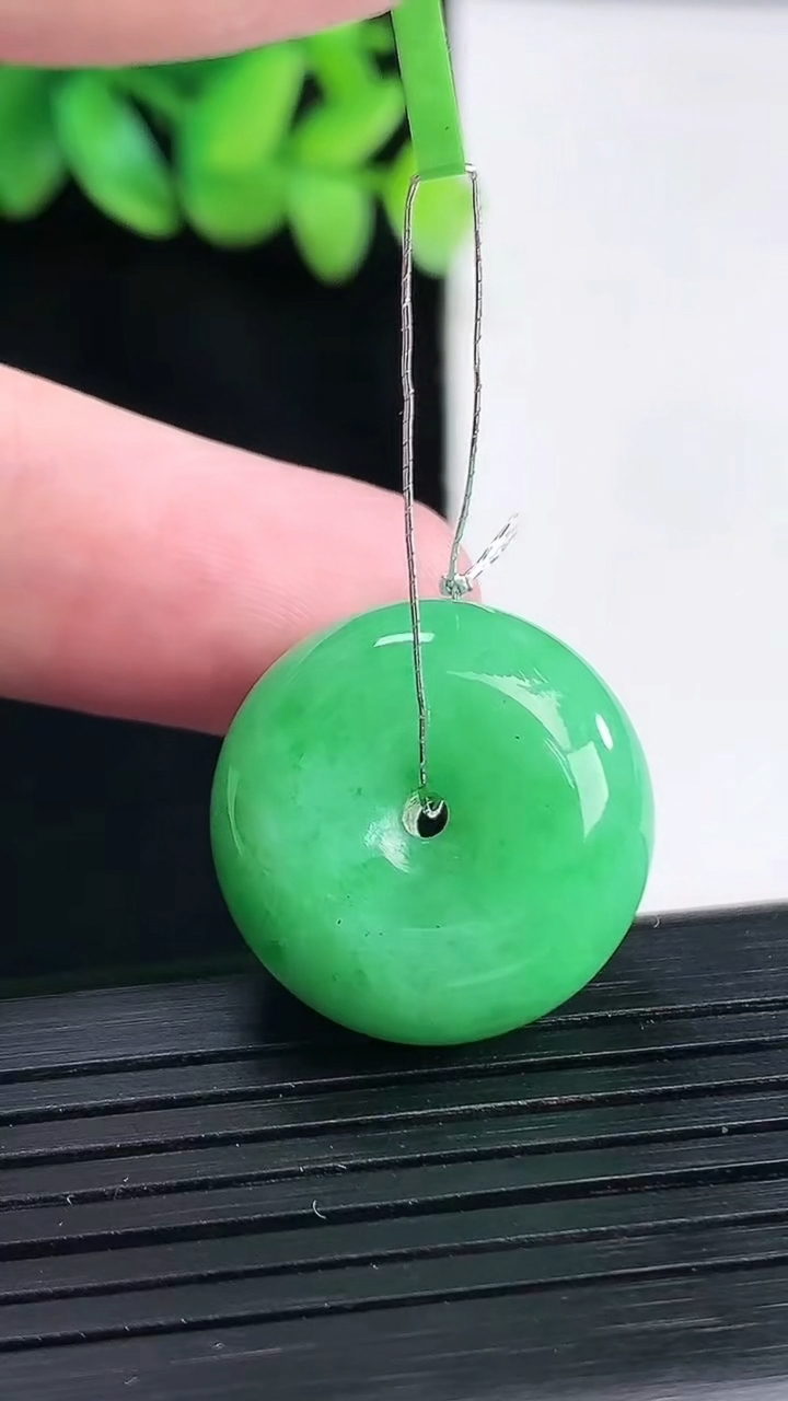 天然A货翡翠路路通吊坠，尺寸22-11.5重量:11.26g
4月13日