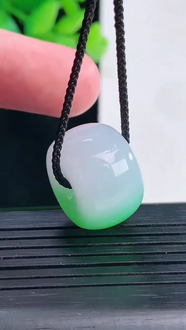 天然A货翡翠路路通吊坠，尺寸24-12.5重量:10.91g
4月13日