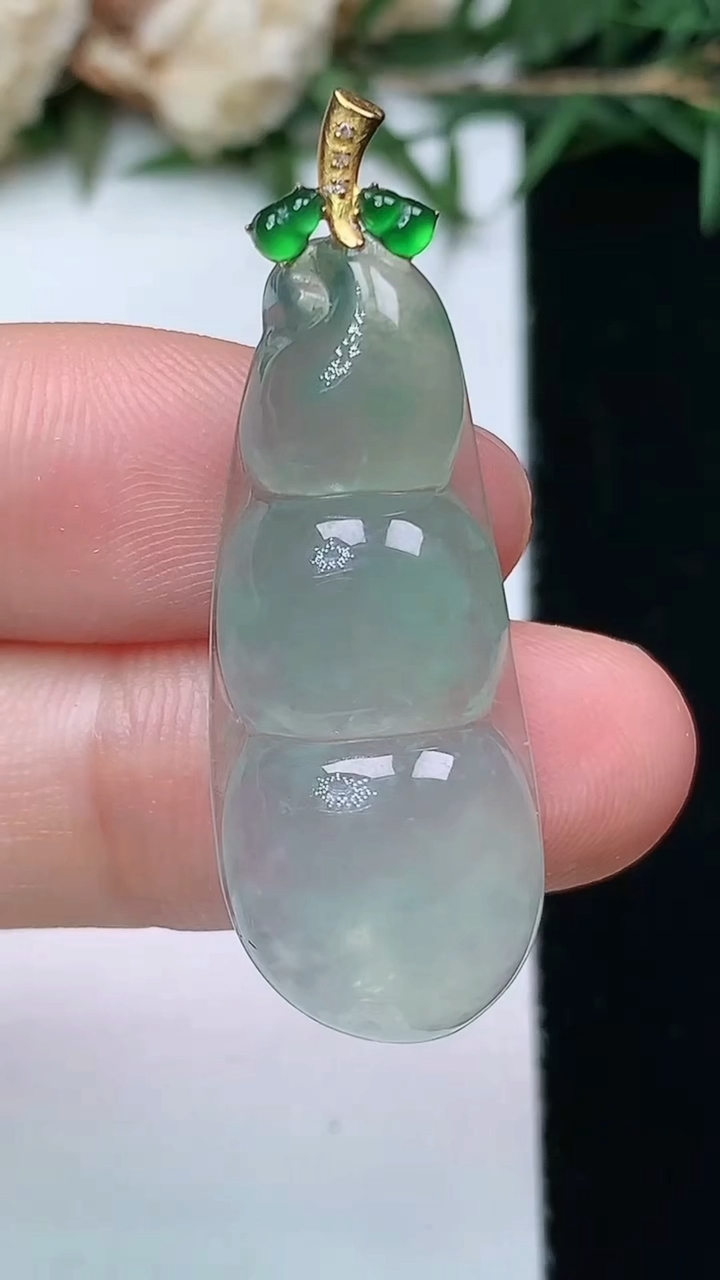 天然A货翡翠福豆吊坠，尺寸32-13.2-5.8，重量:4.76g
4月13日