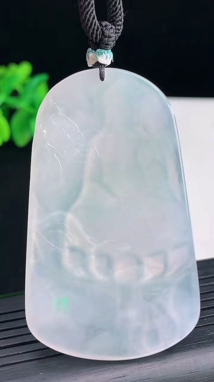 天然A货翡翠观音菩萨吊坠，尺寸62-37.5-5重量:32.05g
4月13日