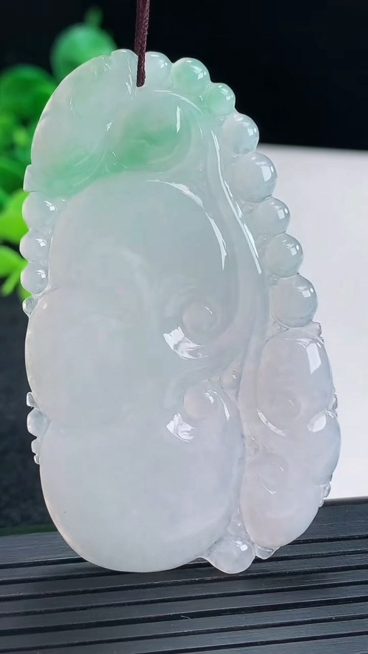 天然A货翡翠如意吊坠尺寸65.6-37.6-3.8重量:21.34g
4月13日