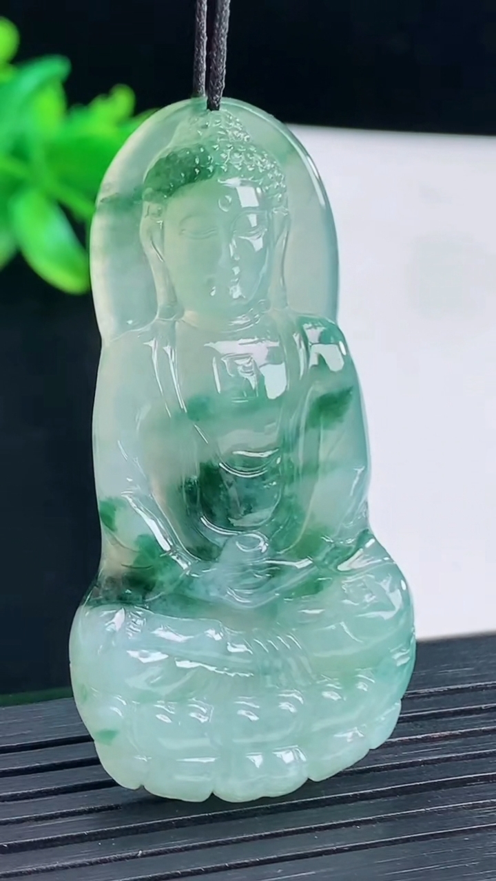 天然A货翡翠飘花大日如来佛吊坠，尺寸54-27.5-5.5重量:16.38g
4月13日