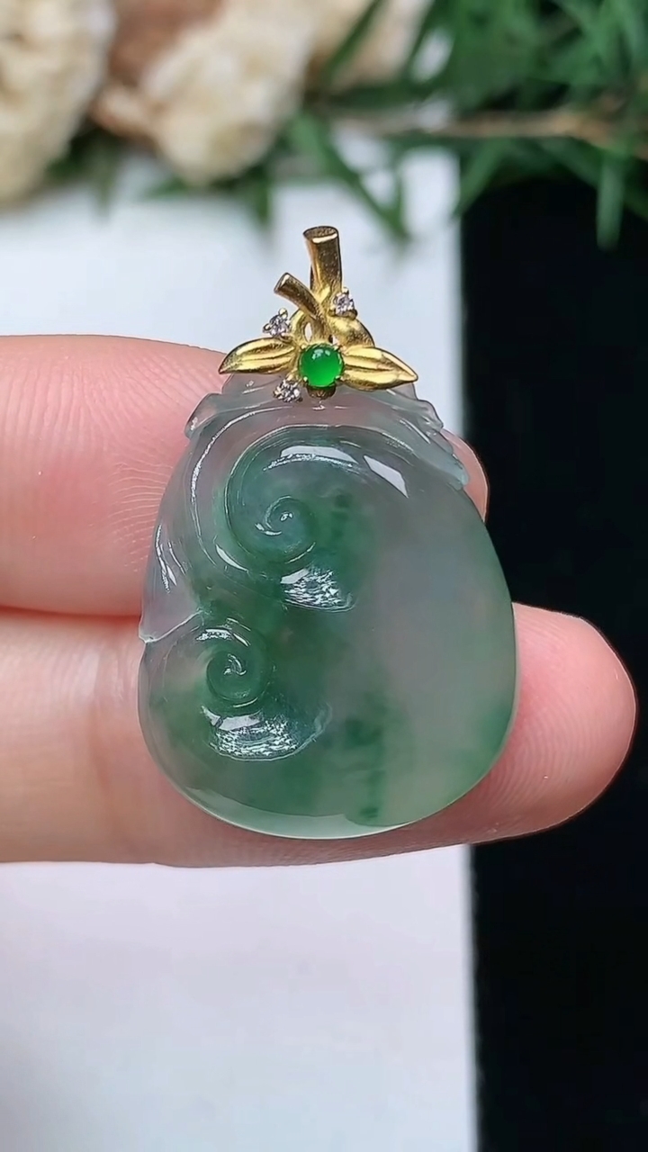 天然A货翡翠飘花如意吊坠，尺寸21.8-17.4-5，重量:3.56g
4月13日