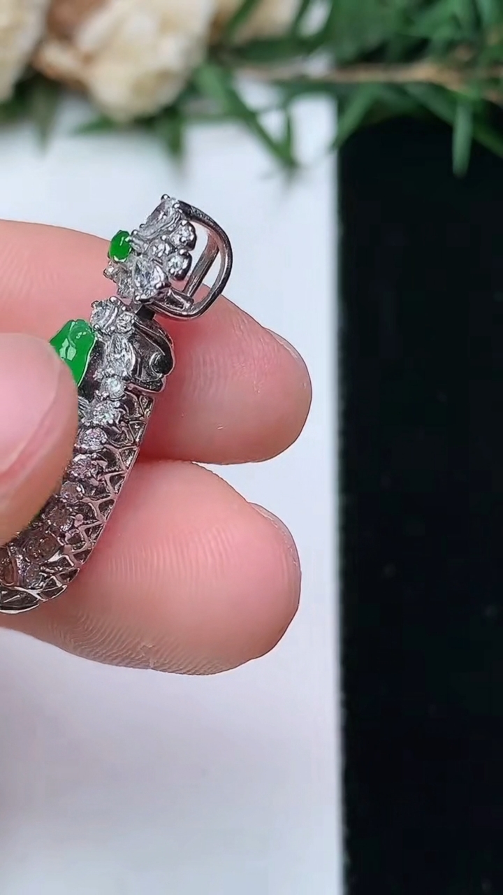 天然A货翡翠年年有余吊坠，尺寸26-11.4-7.9
4月13日