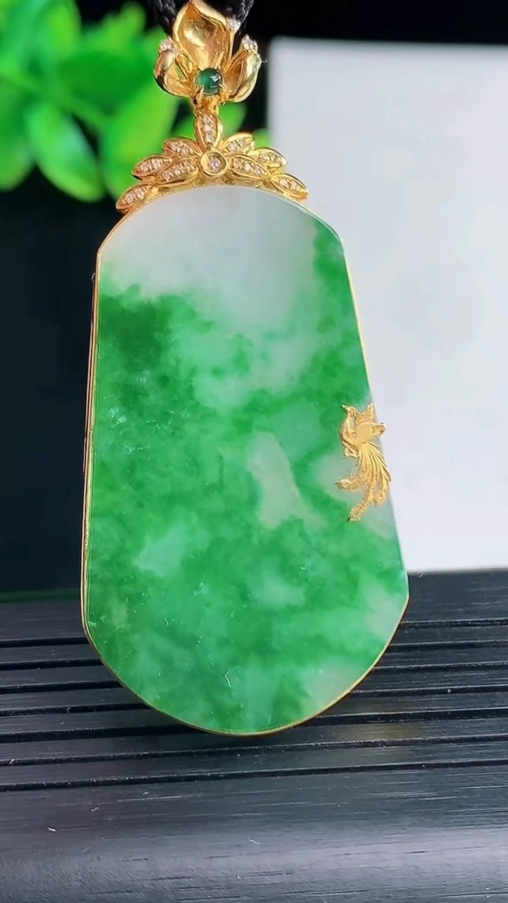 天然A货翡翠无事牌吊坠，尺寸56-25.6-5，裸石42-25重量:10.23g
4月13日