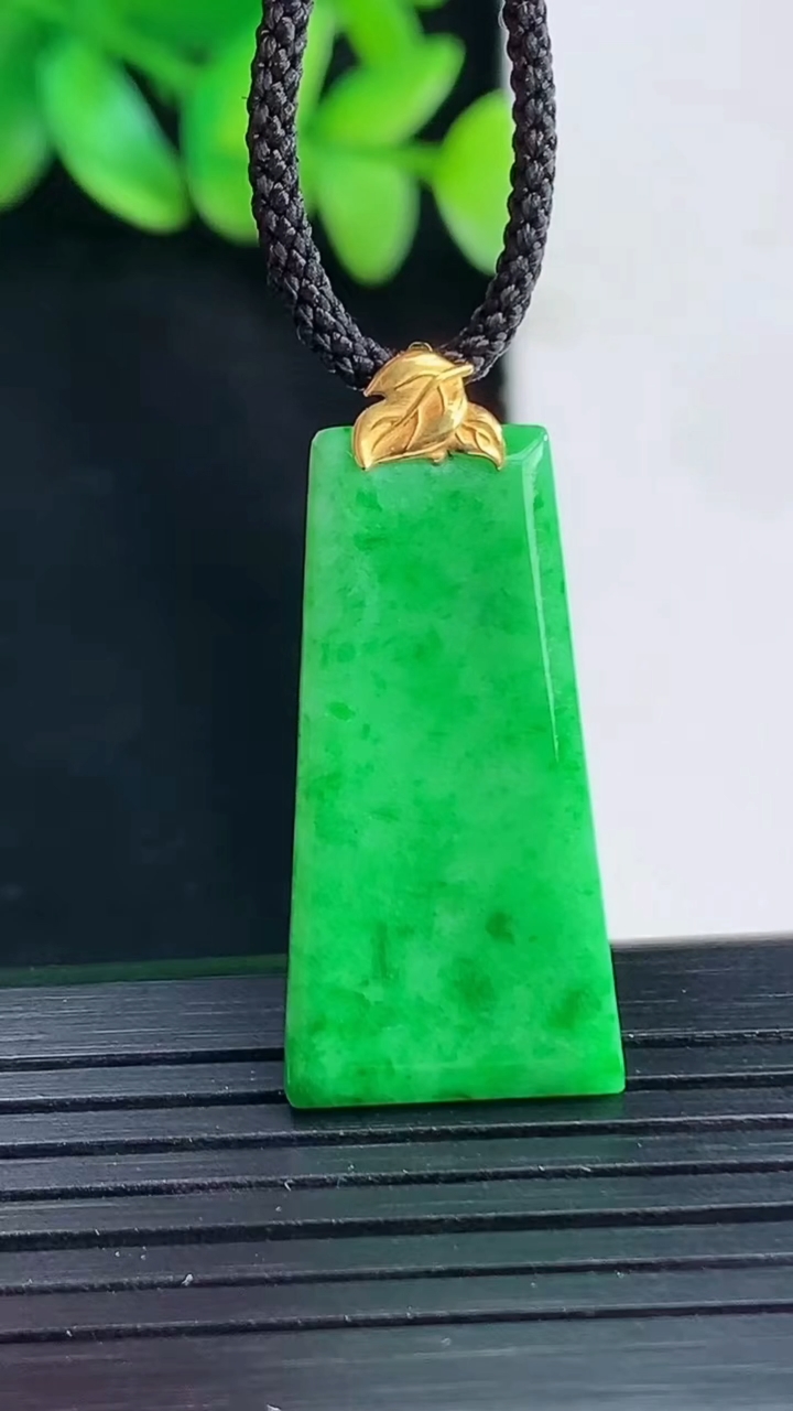 天然A货翡翠无事牌吊坠，尺寸28-14.5-2.5重量:2.82g
4月13日