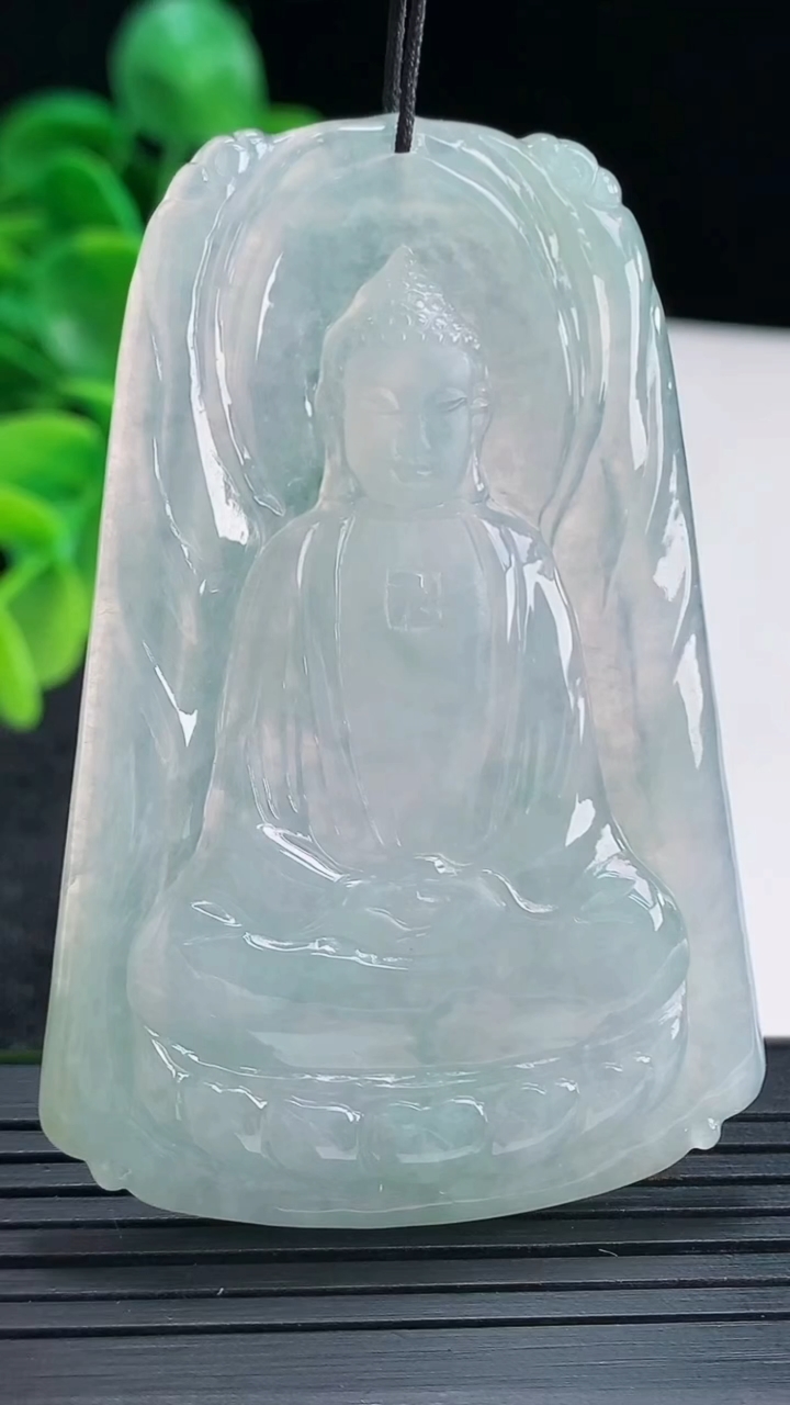 天然A货翡翠飘花大日如来吊坠尺寸63.9-43-5.3重量:26.77g
4月13日