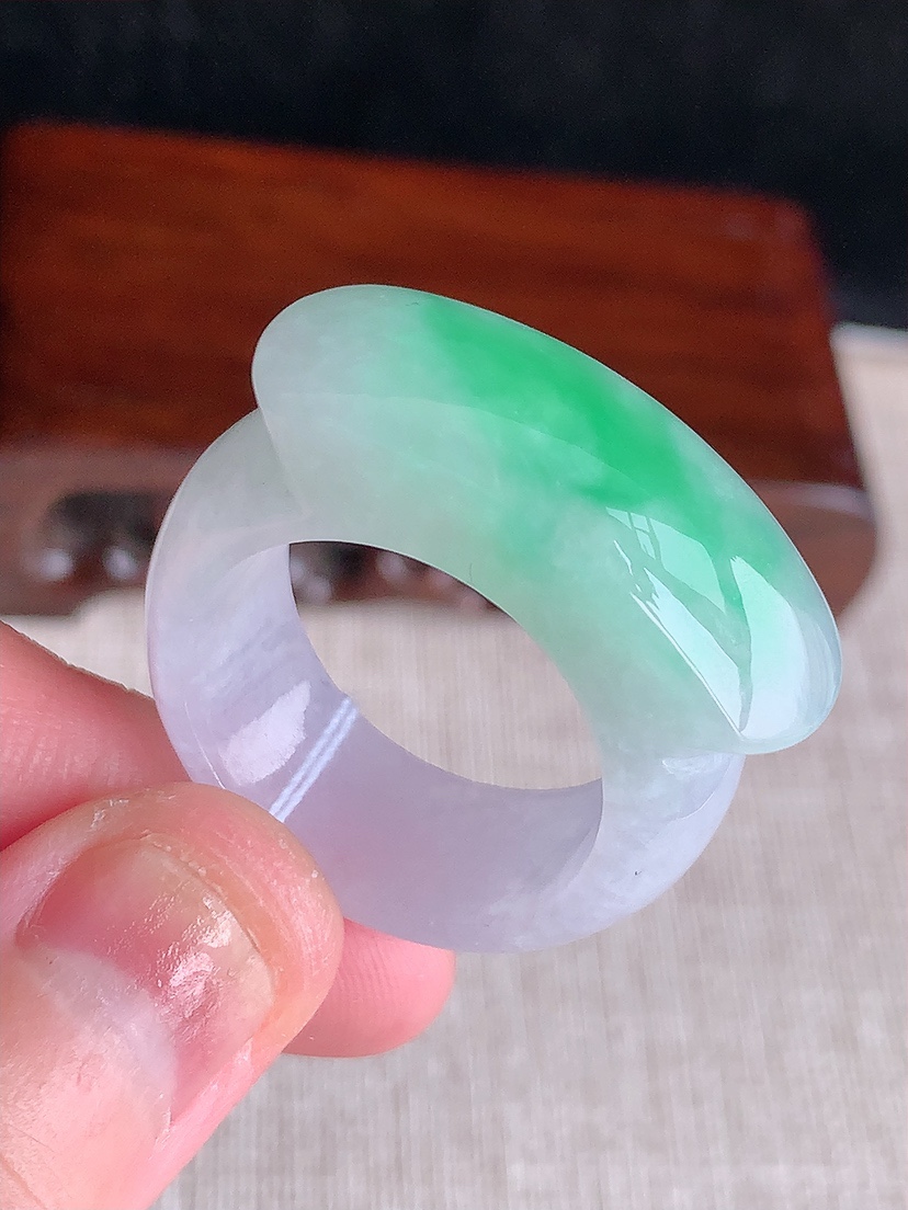 天然A货翡翠飘绿马鞍扳指 
尺寸20.5-12.5-7.5mm 重量15.54g 0411