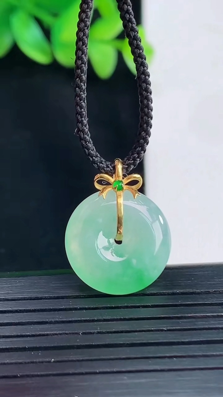 天然A货翡翠平安扣吊坠，尺寸16.6-5.6重量:3.41g
4月13日