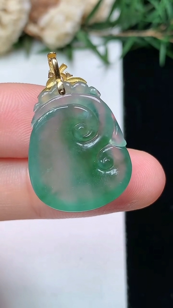 天然A货翡翠飘花如意吊坠，尺寸21.8-17.4-5，重量:3.56g
4月13日