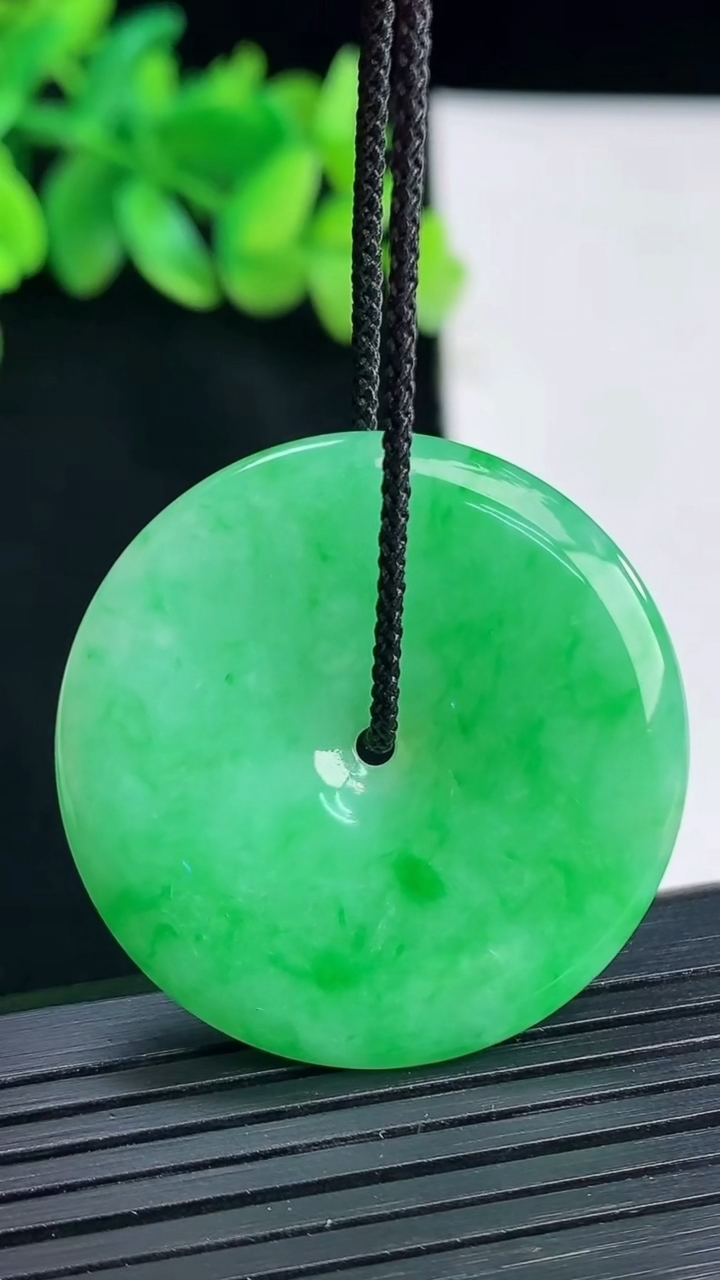 天然A货翡翠平安扣吊坠，尺寸36-5重量:13.61g
4月13日