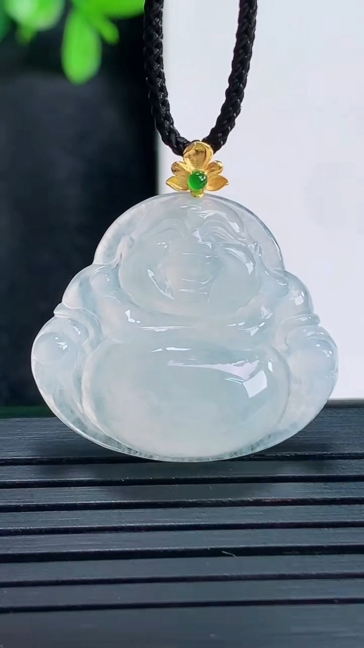 天然A货翡翠佛公吊坠尺寸27.8-26.6-5.8重量:5.31g
4月13日