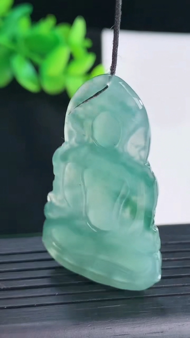 天然A货翡翠度母菩萨吊坠，尺寸46-27-5.5重量:12.05g
4月13日