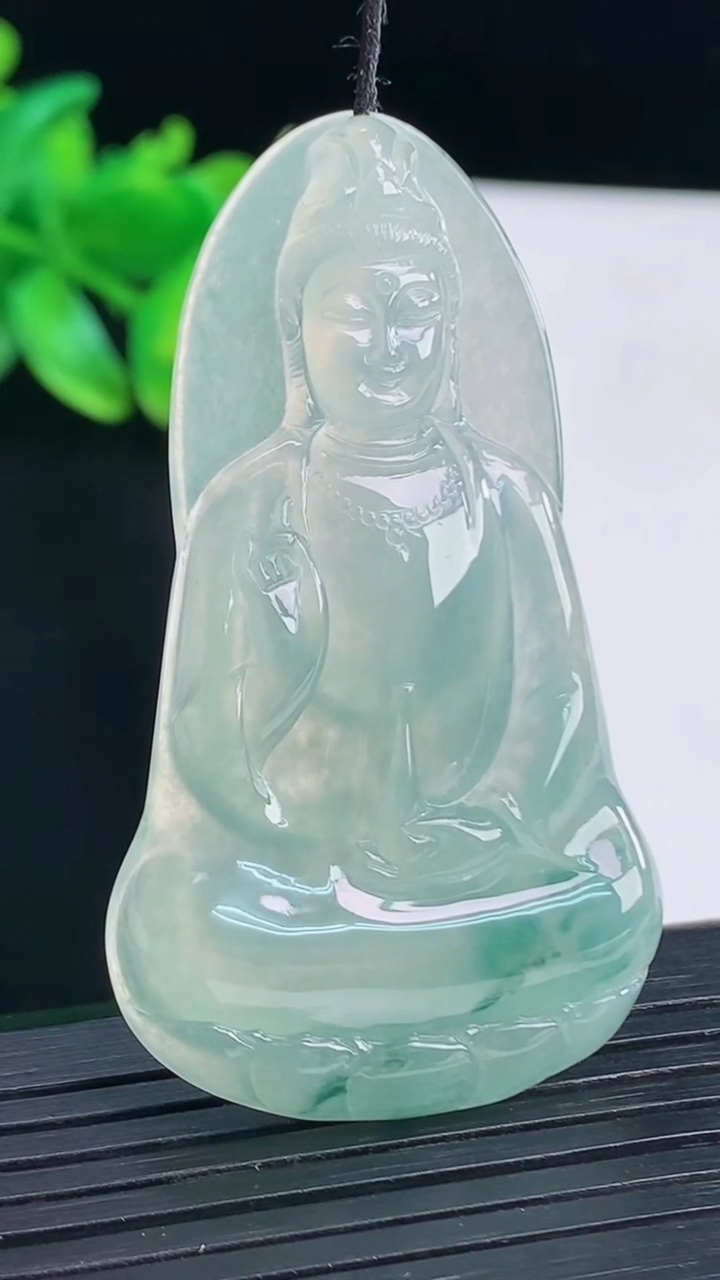 天然A货翡翠飘花素衣观音吊坠，尺寸55-32-6重量:17.86g
4月13日