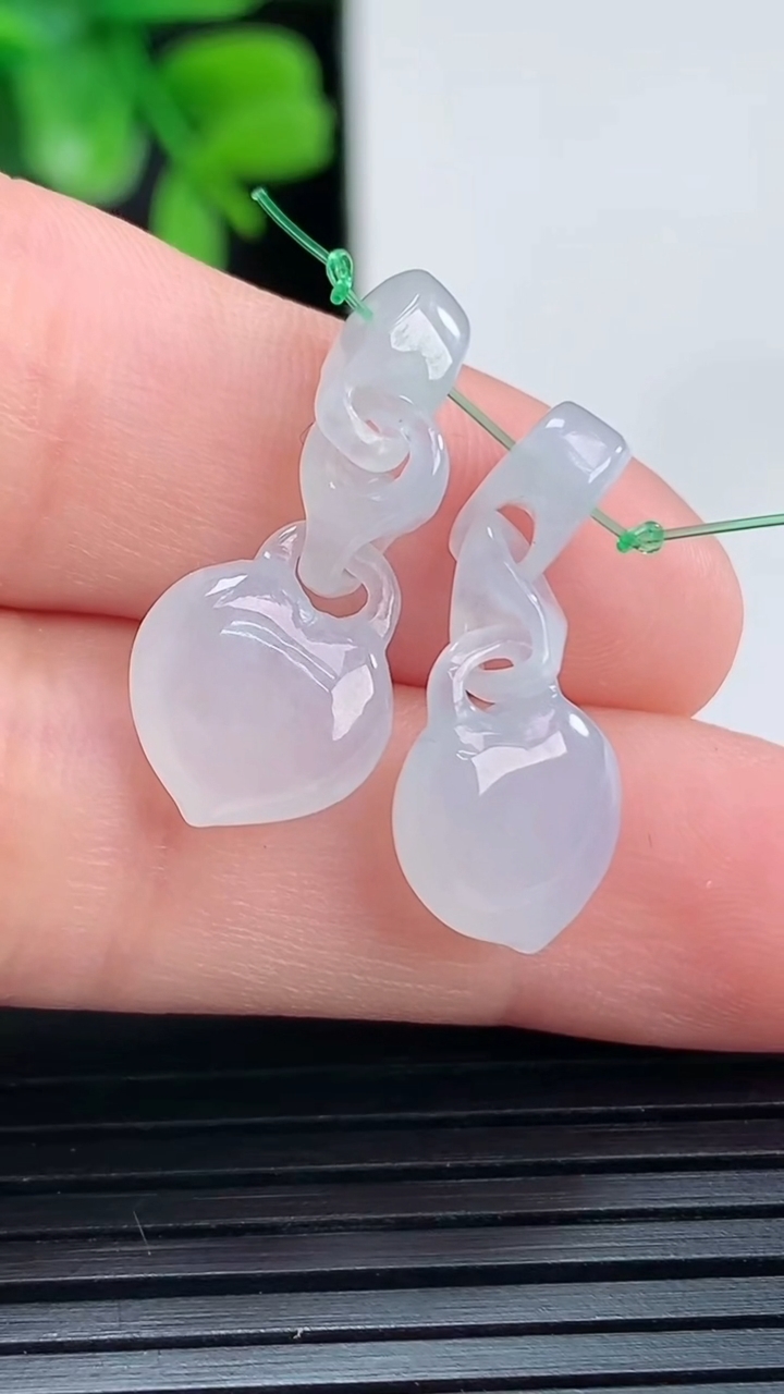 天然A货翡翠环环相扣吊坠一对尺寸24-10.1-4重量:2.77g
4月13日